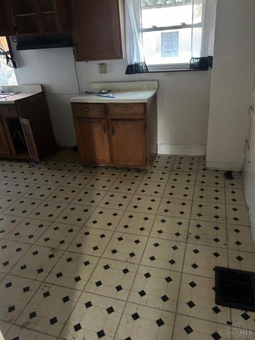 3942 Standish Avenue, Cincinnati, OH 45213