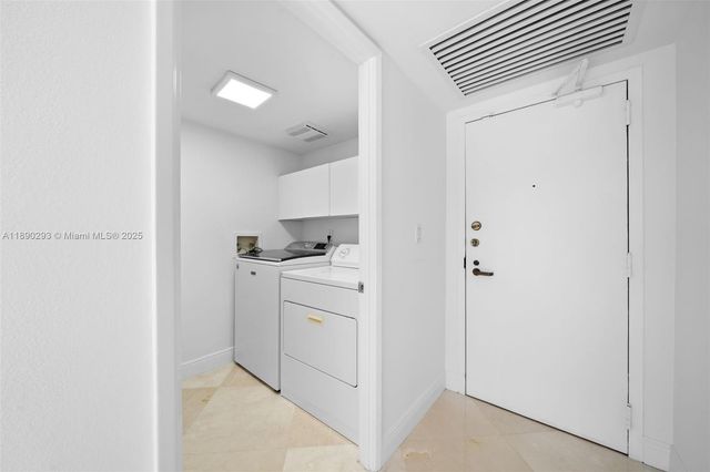 520 Brickell Key Dr UPH-03, Miami, FL 33131
