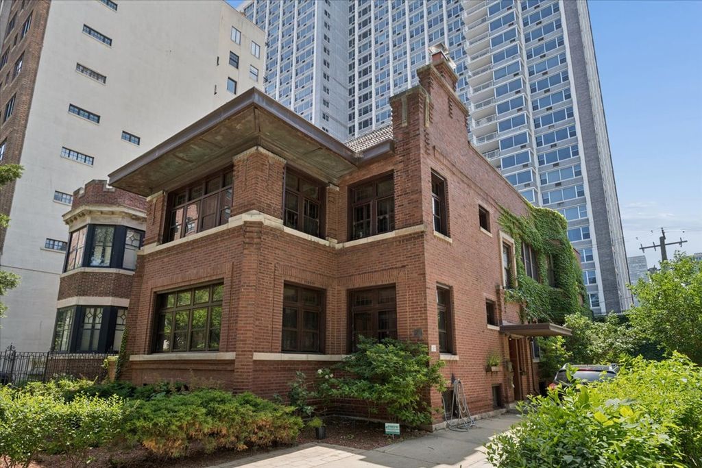 717 W Junior Terrace 1, Chicago, IL 60613