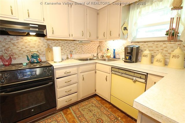 818 Daverton Road, Charleston, WV 25303