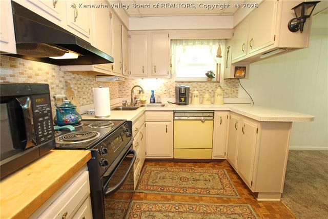 818 Daverton Road, Charleston, WV 25303
