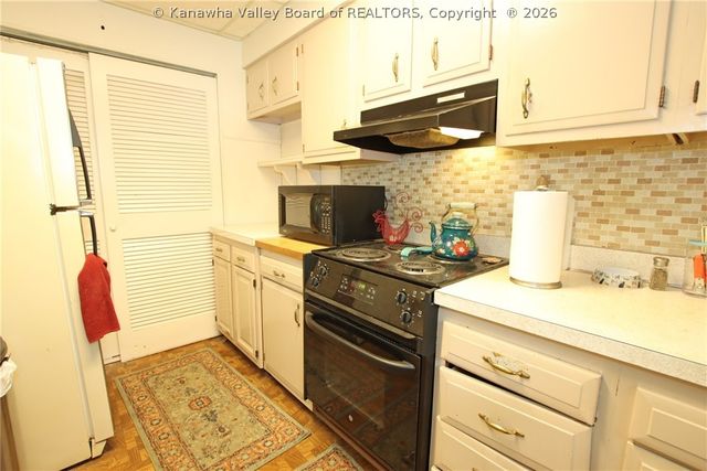 818 Daverton Road, Charleston, WV 25303