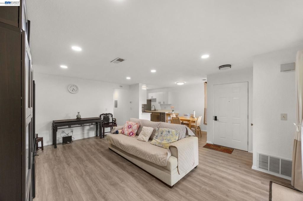 Image 2 of property listing at 162 Shaniko Cmn 66, Fremont, CA 94539