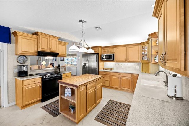 2375 NW Cove View, Stuart, FL 34994
