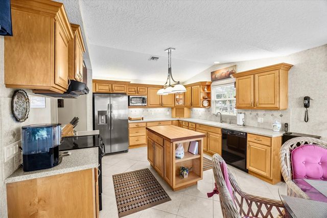 2375 NW Cove View, Stuart, FL 34994