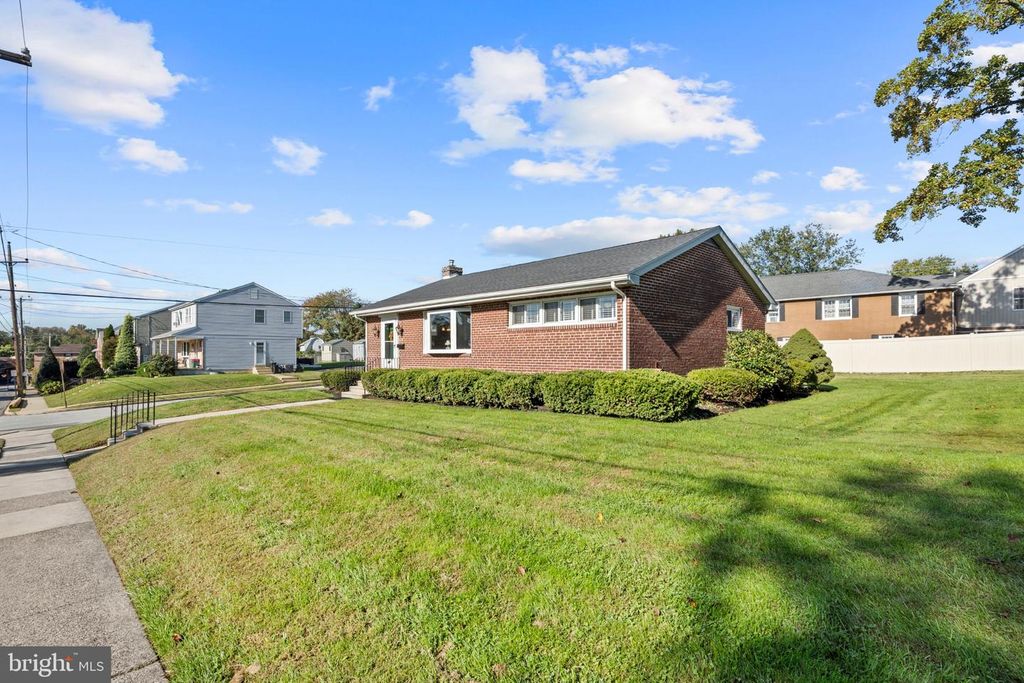 201 LINCOLN ST, FOLSOM, PA 19033 — photo 2