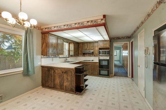 501 S HILLTOP STREET, Burkburnett, TX 76354