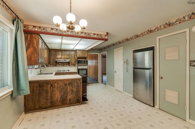 501 S HILLTOP STREET, Burkburnett, TX 76354