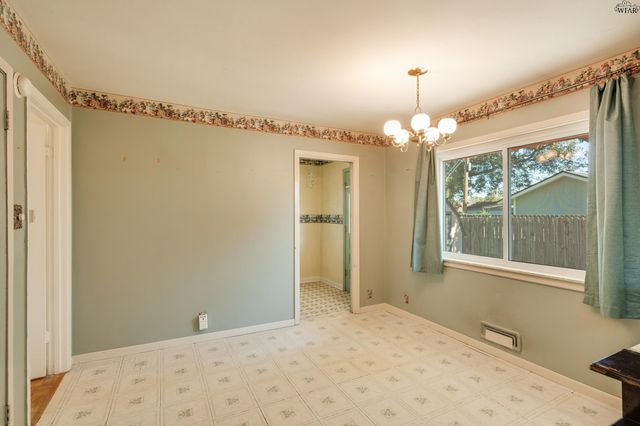 501 S HILLTOP STREET, Burkburnett, TX 76354