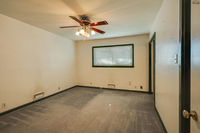 501 S HILLTOP STREET, Burkburnett, TX 76354