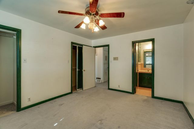 501 S HILLTOP STREET, Burkburnett, TX 76354