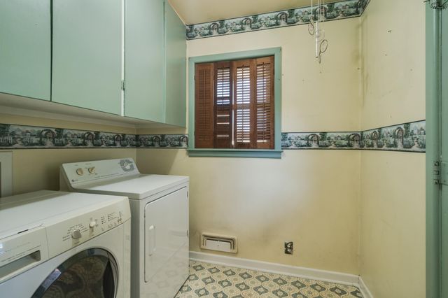 501 S HILLTOP STREET, Burkburnett, TX 76354