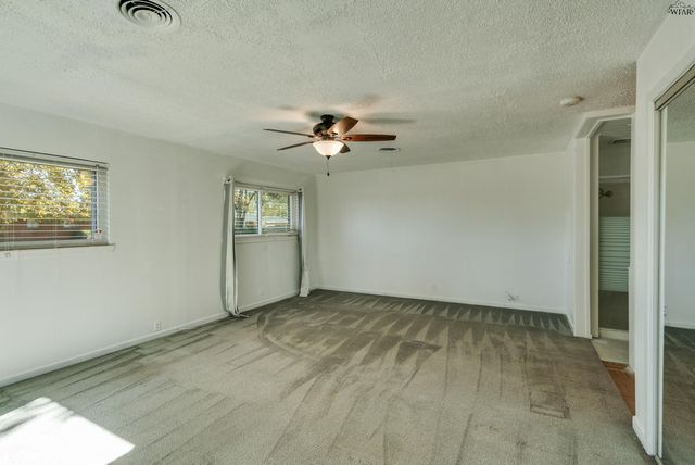 501 S HILLTOP STREET, Burkburnett, TX 76354