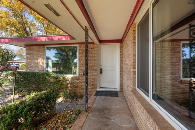 501 S HILLTOP STREET, Burkburnett, TX 76354