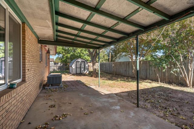 501 S HILLTOP STREET, Burkburnett, TX 76354