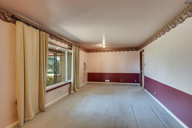 501 S HILLTOP STREET, Burkburnett, TX 76354