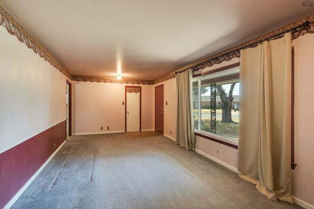 501 S HILLTOP STREET, Burkburnett, TX 76354