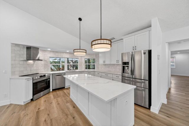 2366 SE Country Club Lane, Stuart, FL 34996