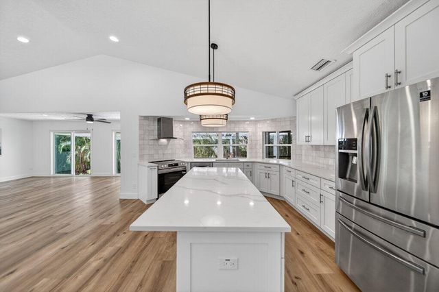 2366 SE Country Club Lane, Stuart, FL 34996