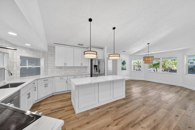 2366 SE Country Club Lane, Stuart, FL 34996