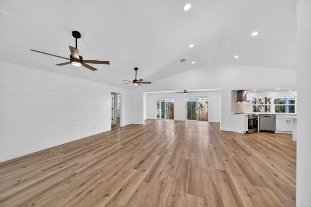 2366 SE Country Club Lane, Stuart, FL 34996