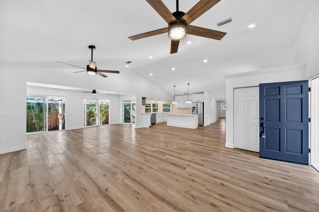 2366 SE Country Club Lane, Stuart, FL 34996