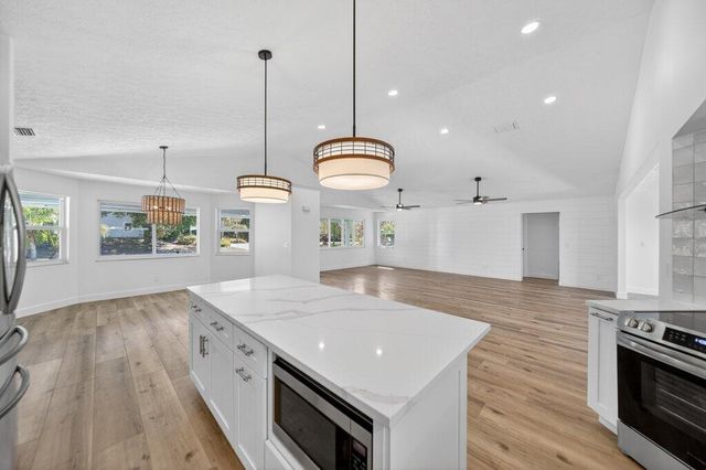 2366 SE Country Club Lane, Stuart, FL 34996