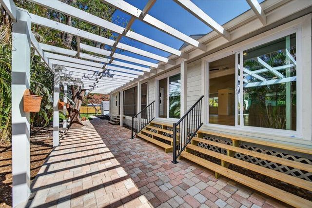 2366 SE Country Club Lane, Stuart, FL 34996