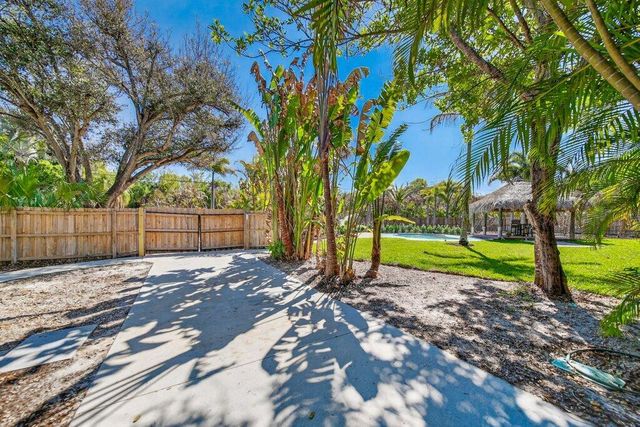 2366 SE Country Club Lane, Stuart, FL 34996