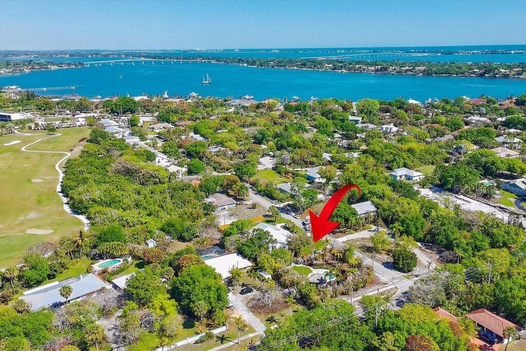 2366 SE Country Club Lane, Stuart, FL 34996