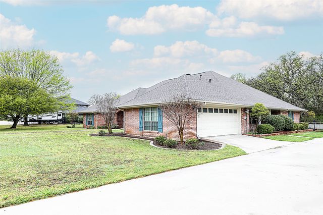 813 Woodland Trail N, Bowie, TX 76230