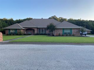813 Woodland Trail N, Bowie, TX 76230