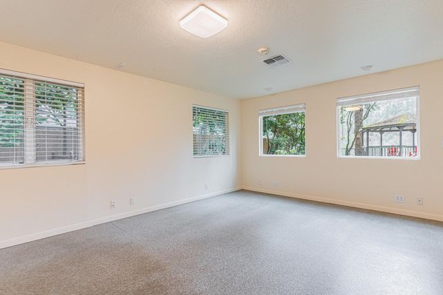 450 Whispering Pines Lane, Grants Pass, OR 97527