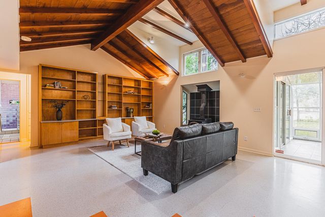 450 Whispering Pines Lane, Grants Pass, OR 97527