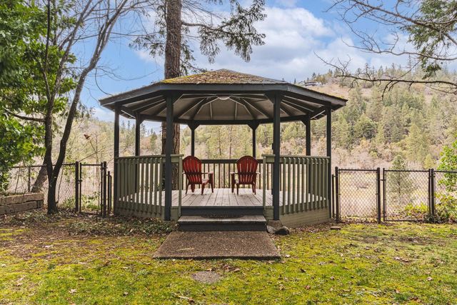 450 Whispering Pines Lane, Grants Pass, OR 97527