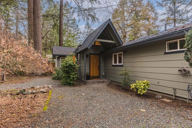 450 Whispering Pines Lane, Grants Pass, OR 97527
