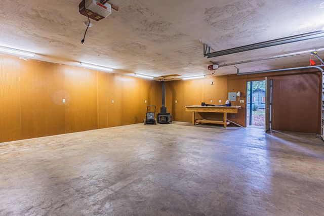 450 Whispering Pines Lane, Grants Pass, OR 97527