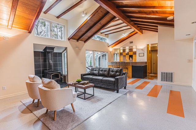 450 Whispering Pines Lane, Grants Pass, OR 97527