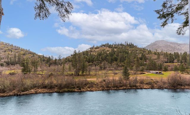 450 Whispering Pines Lane, Grants Pass, OR 97527