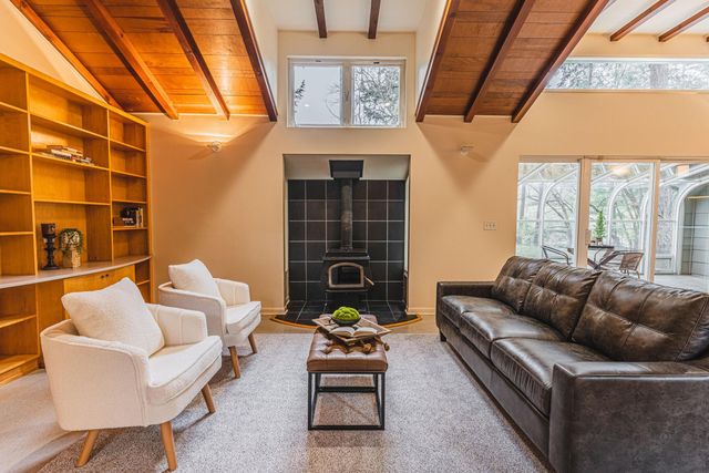 450 Whispering Pines Lane, Grants Pass, OR 97527