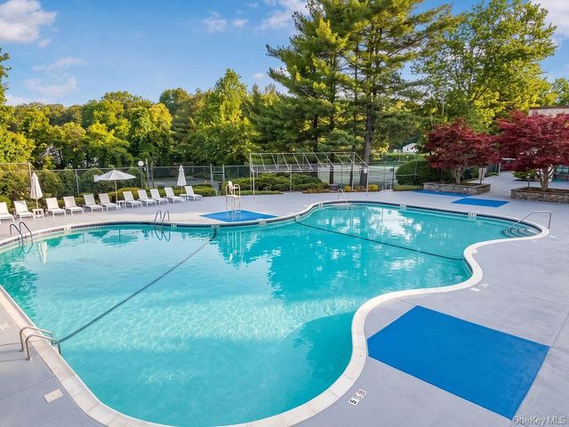 54 Richmond Boulevard 4B, Ronkonkoma, NY 11779