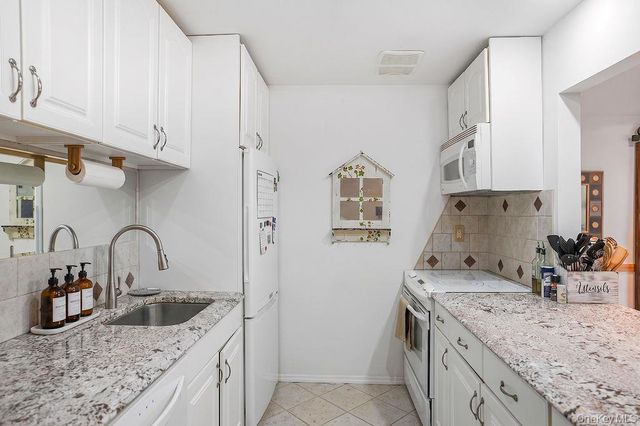 54 Richmond Boulevard 4B, Ronkonkoma, NY 11779