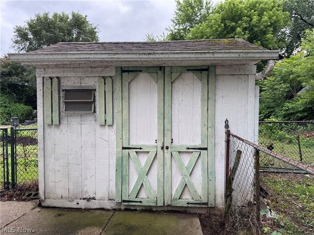 582 Robinette Court, Akron, OH 44310