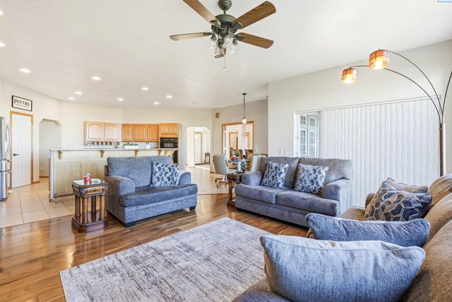 5016 W Yellowstone Ave, Kennewick, WA 99336