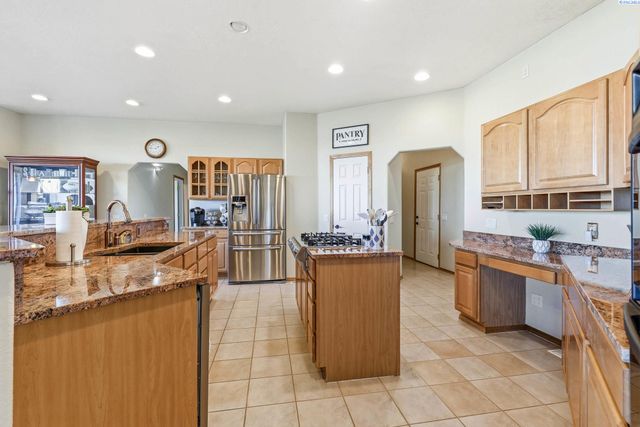 5016 W Yellowstone Ave, Kennewick, WA 99336