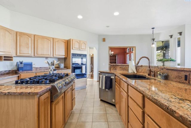 5016 W Yellowstone Ave, Kennewick, WA 99336