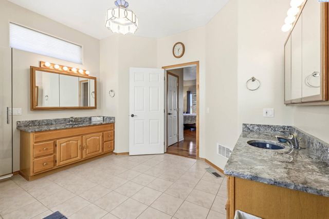 5016 W Yellowstone Ave, Kennewick, WA 99336