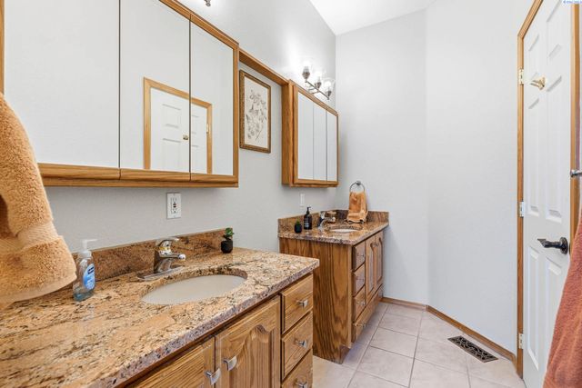 5016 W Yellowstone Ave, Kennewick, WA 99336