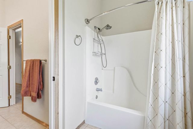 5016 W Yellowstone Ave, Kennewick, WA 99336