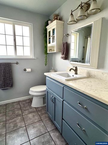 1335 1st Av, Sweet Home, OR 97386